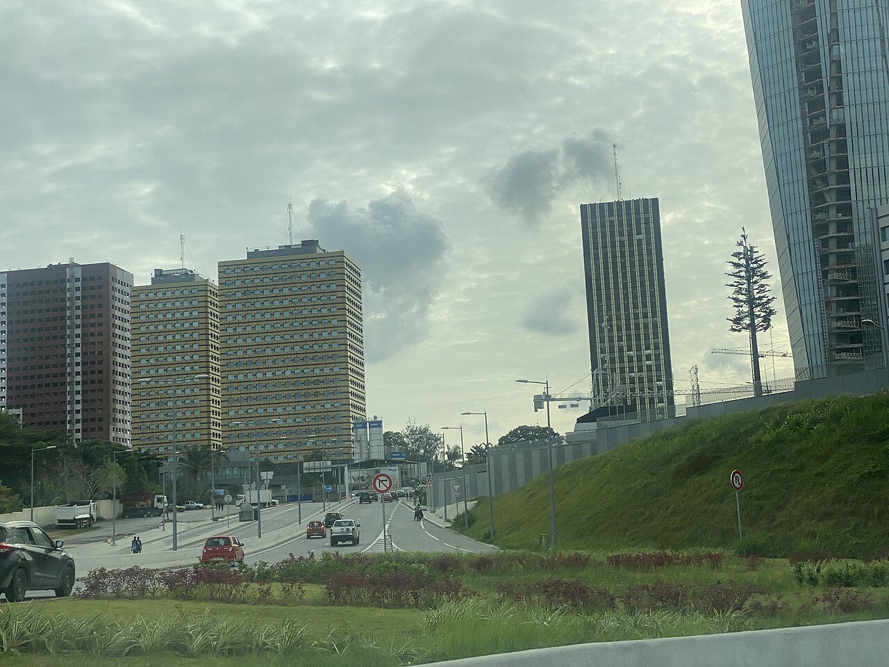 Vue complémentaire liée à Yamoussoukro (Abidjan, capitale économique)
